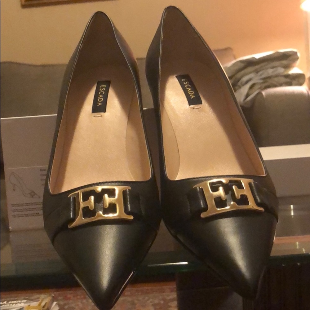 BLACK PUMP SIZE 8 DOUBLE E GOLD BUCKLE